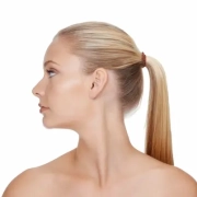 jeune femme blonde de profil avec une queue de cheval